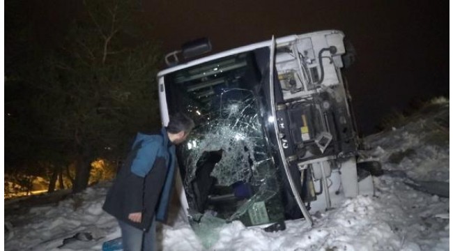 Palandöken'de turistleri taşıyan midibüs devrildi: 25 yaralı